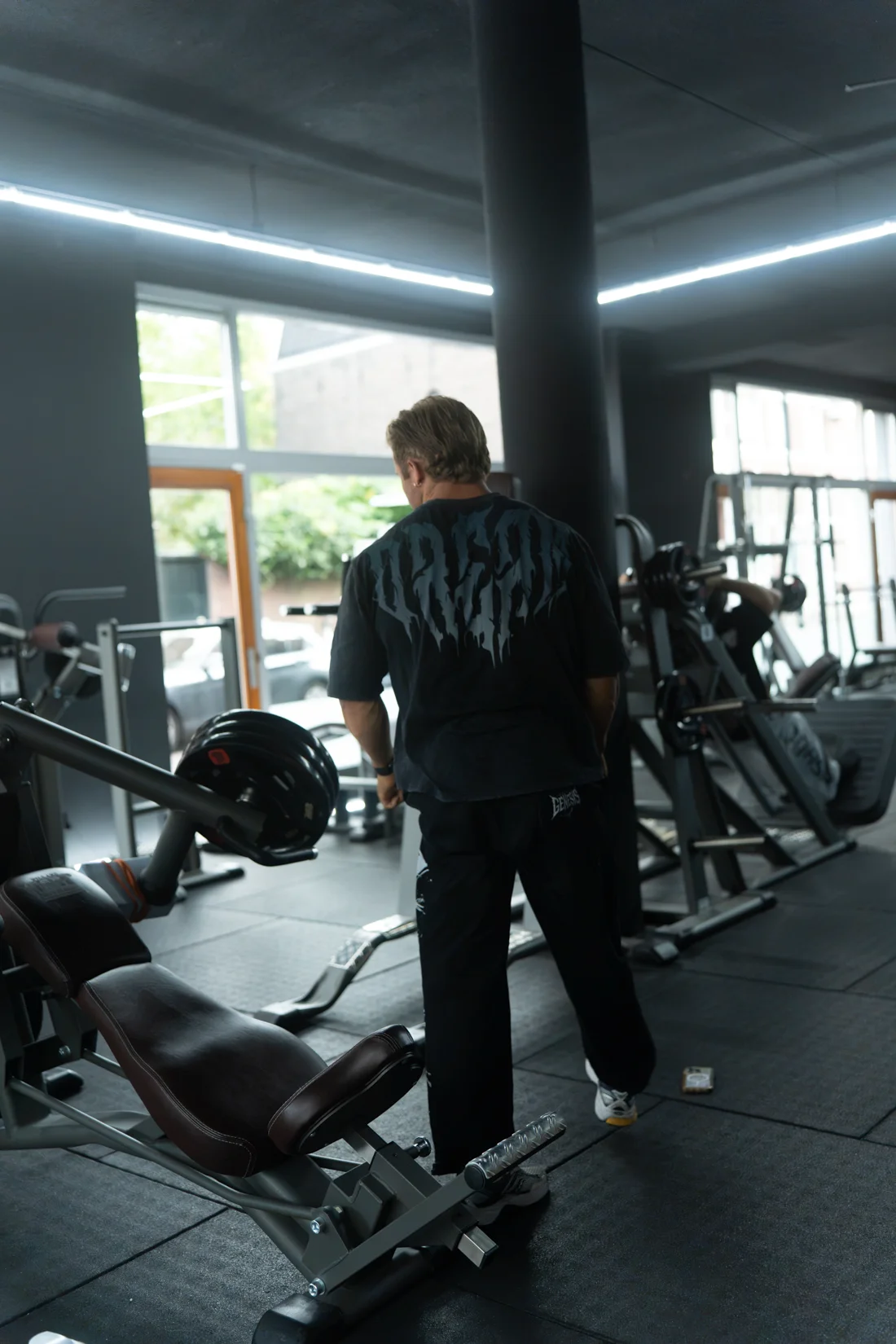 Sporter tussen de trainingsapparaten in de gym
